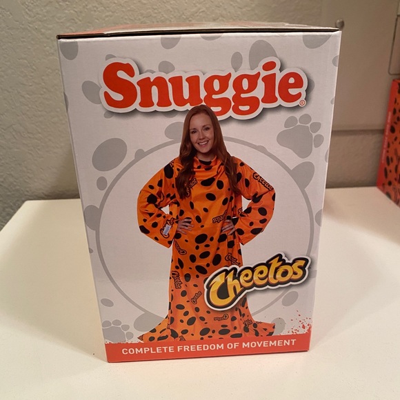 NEW Cheetos Snuggie Wearable Blanket with Sleeves Soft Throw Fleece Cheeto Spots - Picture 8 of 11